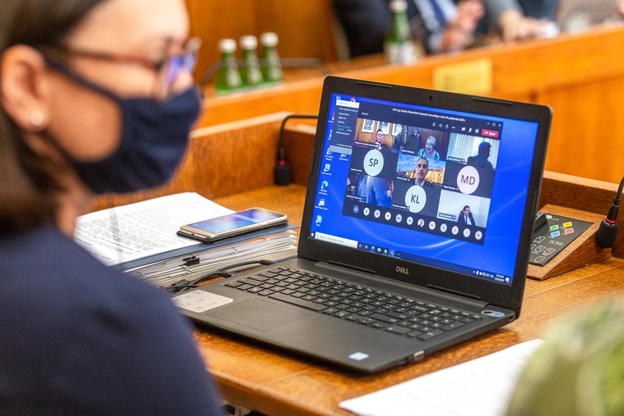 XXVI sesja sejmiku województwa, obrady w trybie zdalnym; fot. Szymon Zdziebło/tarantoga.pl dla UMWKP