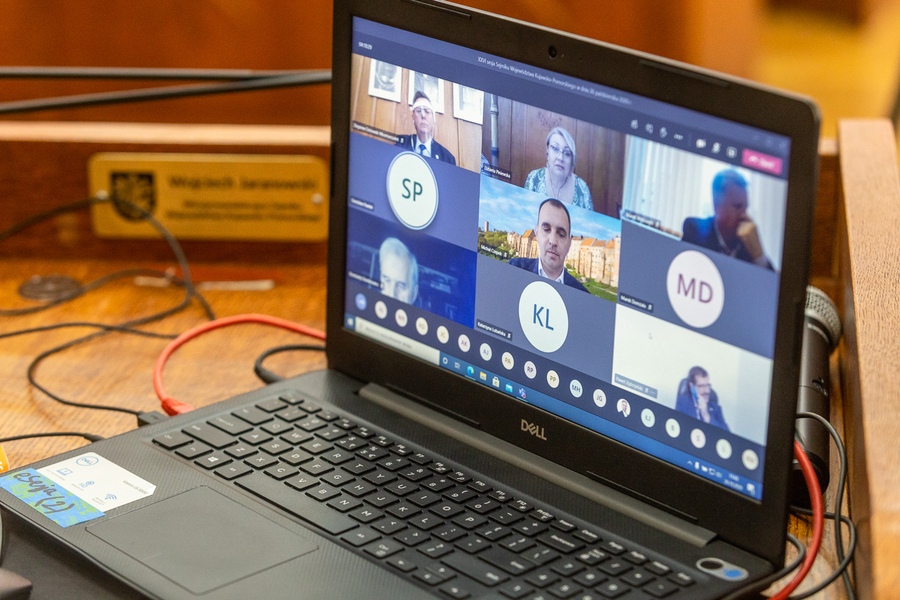 XXVI sesja sejmiku województwa, obrady w trybie zdalnym; fot. Szymon Zdziebło/tarantoga.pl dla UMWKP