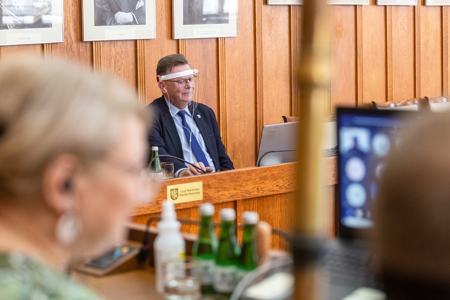 XXVI sesja sejmiku województwa, obrady w trybie zdalnym; fot. Szymon Zdziebło/tarantoga.pl dla UMWKP