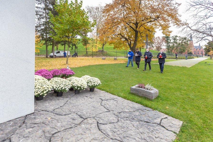 Marszałek Piotr Całbecki i towarzyszące mu osoby zapalają znicze pod pomnikiem Pamięci Ofiar Zbrodni Pomorskiej 1939, fot. Szymon Zdzieblo/tarantoga.pl dla UMWKP