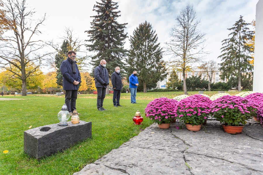Marszałek Piotr Całbecki i towarzyszące mu osoby zapalają znicze pod pomnikiem Pamięci Ofiar Zbrodni Pomorskiej 1939, fot. Szymon Zdzieblo/tarantoga.pl dla UMWKP