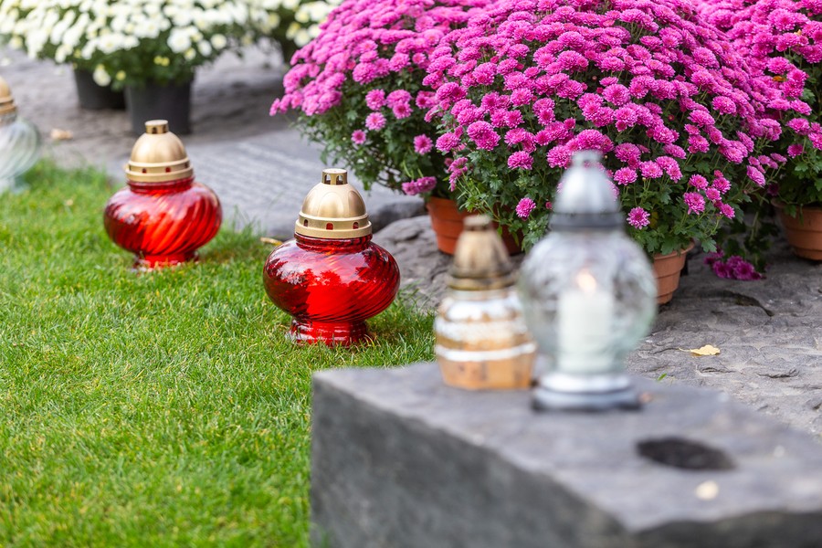 Marszałek Piotr Całbecki i towarzyszące mu osoby zapalają znicze pod pomnikiem Pamięci Ofiar Zbrodni Pomorskiej 1939, fot. Szymon Zdzieblo/tarantoga.pl dla UMWKP