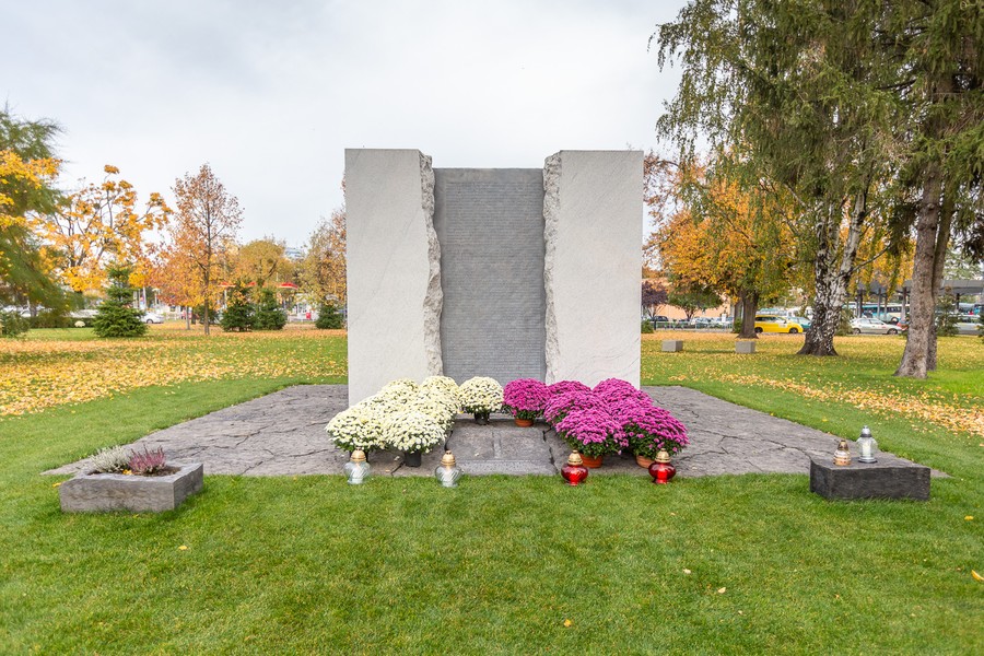 Marszałek Piotr Całbecki i towarzyszące mu osoby zapalają znicze pod pomnikiem Pamięci Ofiar Zbrodni Pomorskiej 1939, fot. Szymon Zdzieblo/tarantoga.pl dla UMWKP