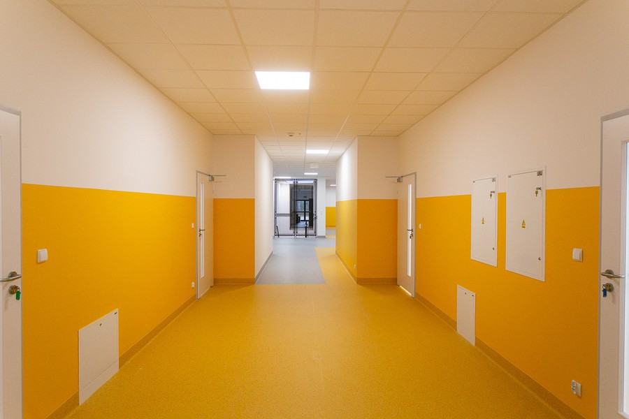 Wnętrze budynku ośrodka z pracowniami zawodowymi, fot. Filip Kowalkowski dla UMWKP