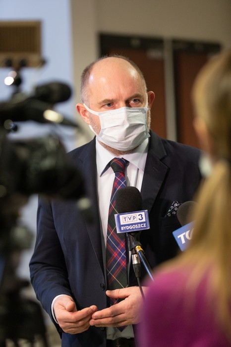 Konferencja prasowa marszałka Piotra Całbeckiego z udziałem wicemarszałka Zbigniewa Ostrowskiego i przedstawiciela branży gastronomicznej Remigiusza Wenglera, fot. Mikołaj Kuras dla UMWKP