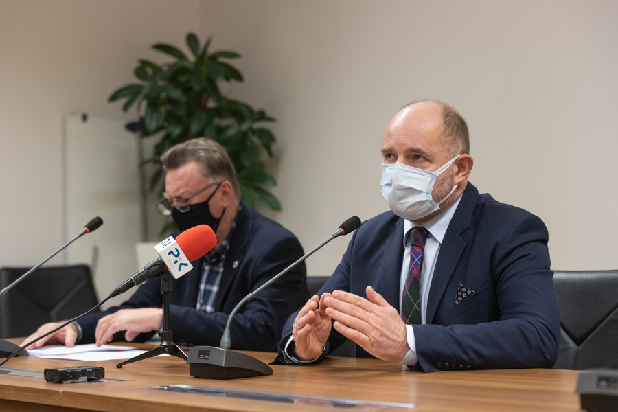 Konferencja prasowa marszałka Piotra Całbeckiego z udziałem wicemarszałka Zbigniewa Ostrowskiego i przedstawiciela branży gastronomicznej Remigiusza Wenglera, fot. Mikołaj Kuras dla UMWKP
