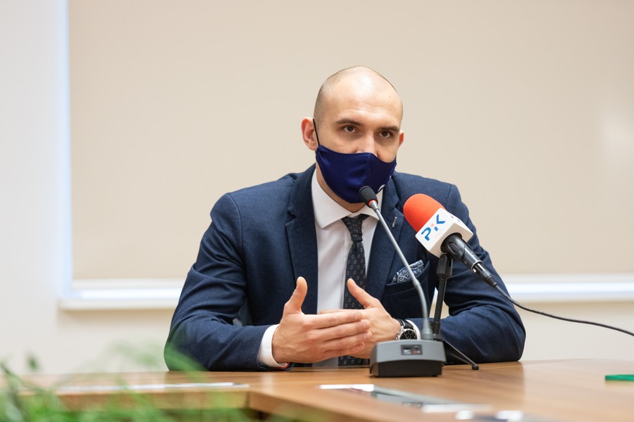 Konferencja prasowa marszałka Piotra Całbeckiego z udziałem wicemarszałka Zbigniewa Ostrowskiego i przedstawiciela branży gastronomicznej Remigiusza Wenglera, fot. Mikołaj Kuras dla UMWKP