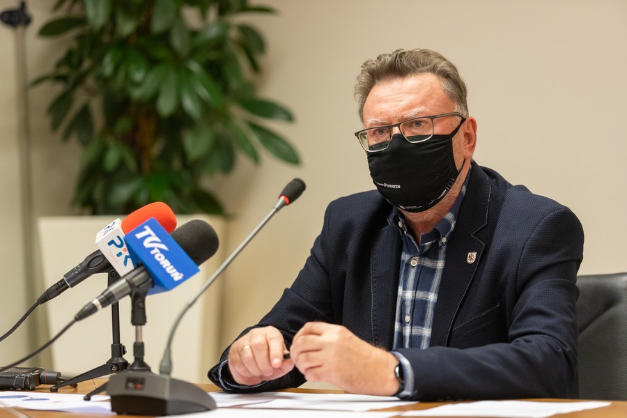 Konferencja prasowa marszałka Piotra Całbeckiego z udziałem wicemarszałka Zbigniewa Ostrowskiego i przedstawiciela branży gastronomicznej Remigiusza Wenglera, fot. Mikołaj Kuras dla UMWKP