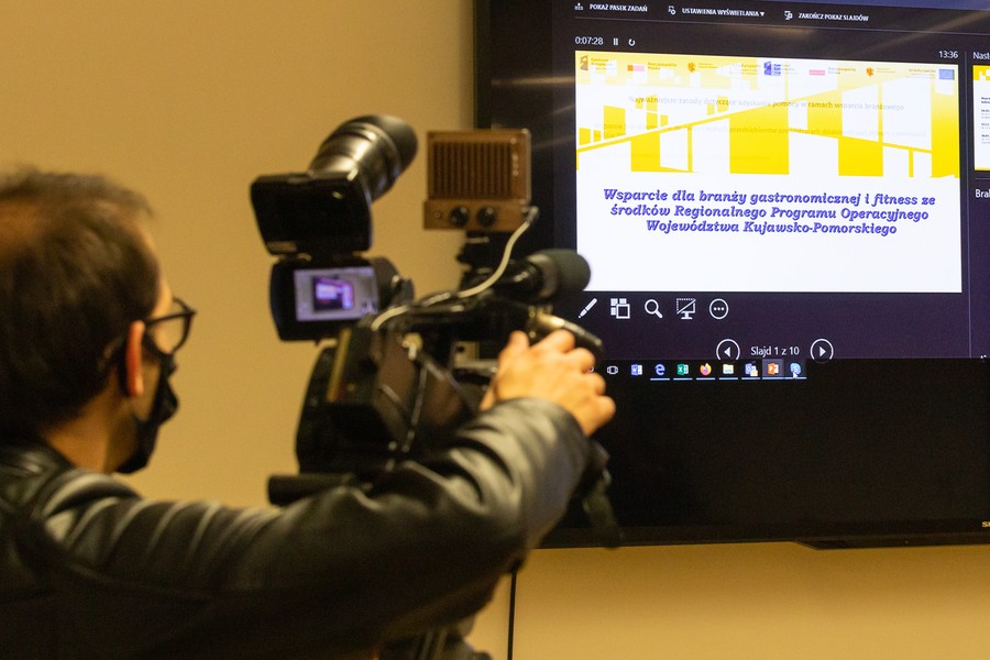 Konferencja prasowa marszałka Piotra Całbeckiego z udziałem wicemarszałka Zbigniewa Ostrowskiego i przedstawiciela branży gastronomicznej Remigiusza Wenglera, fot. Mikołaj Kuras dla UMWKP