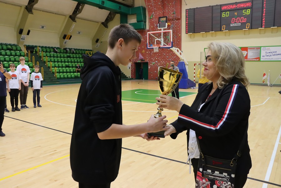 Wręczenie nagrody w turnieju przez przewodniczącą sejmiku województwa Elżbietę Piniewską, fot. Archiwum SKS Kasprowicz Inowrocław