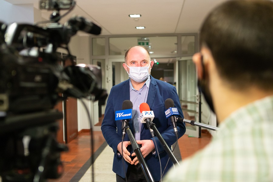 Marszałek Piotr Całbecki podczas nagrania dla mediów, fot. Mikołaj Kuras dla UMWKP