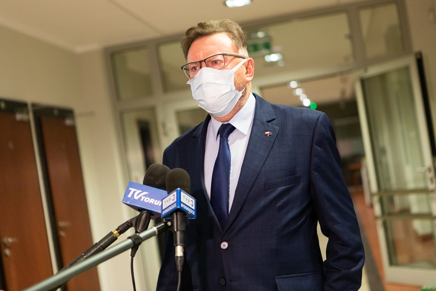 Wicemarszałek Zbigniew Ostrowski podczas nagrania dla mediów, fot. Mikołaj Kuras dla UMWKP