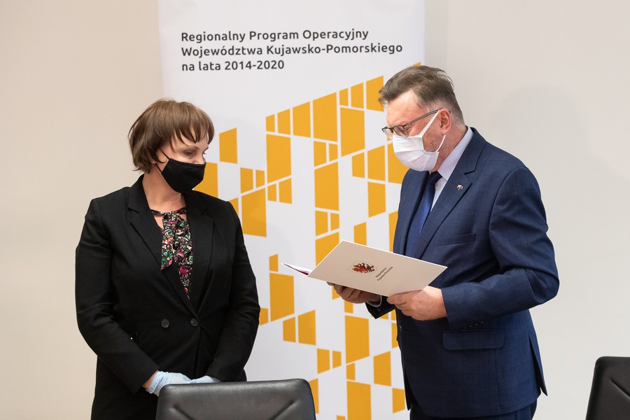 Uroczystość wręczenia umów z udziałem wicemarszałka Zbigniewa Ostrowskiego, fot. Mikołaj Kuras dla UMWKP