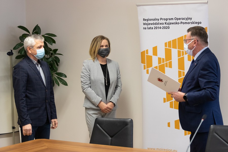 Uroczystość wręczenia umów z udziałem wicemarszałka Zbigniewa Ostrowskiego, fot. Mikołaj Kuras dla UMWKP