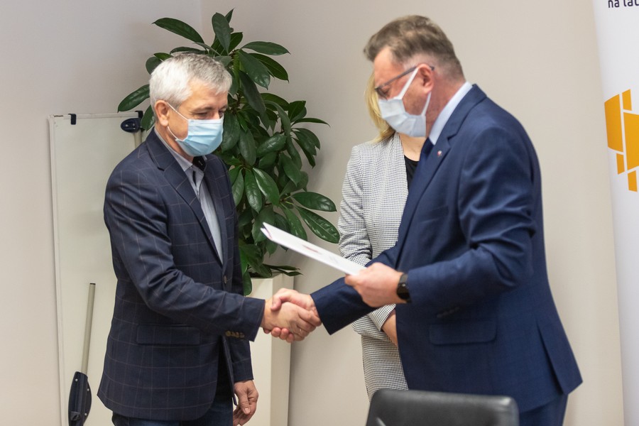 Uroczystość wręczenia umów z udziałem wicemarszałka Zbigniewa Ostrowskiego, fot. Mikołaj Kuras dla UMWKP