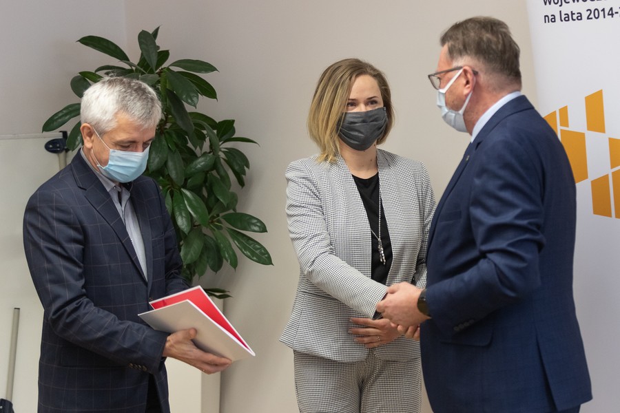 Uroczystość wręczenia umów z udziałem wicemarszałka Zbigniewa Ostrowskiego, fot. Mikołaj Kuras dla UMWKP