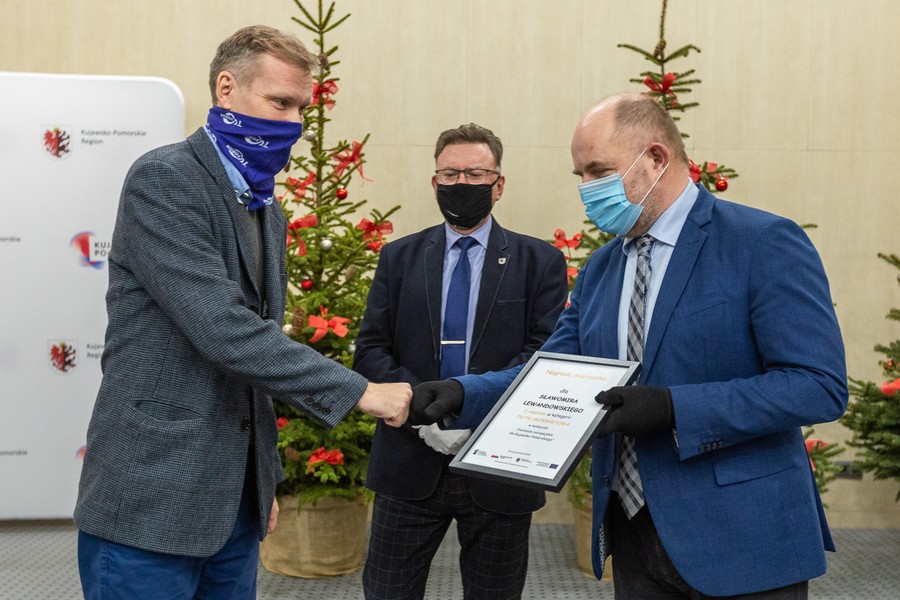 Uroczystość wręczenia nagród dla dziennikarzy – laureatów konkursu „Fundusze europejskie dla Kujawsko-Pomorskiego” w kategoriach: prasa/internet, radio i tv/tv internetowa, fot. Szymon Zdziebło/tarantoga.pl dla UMWKP