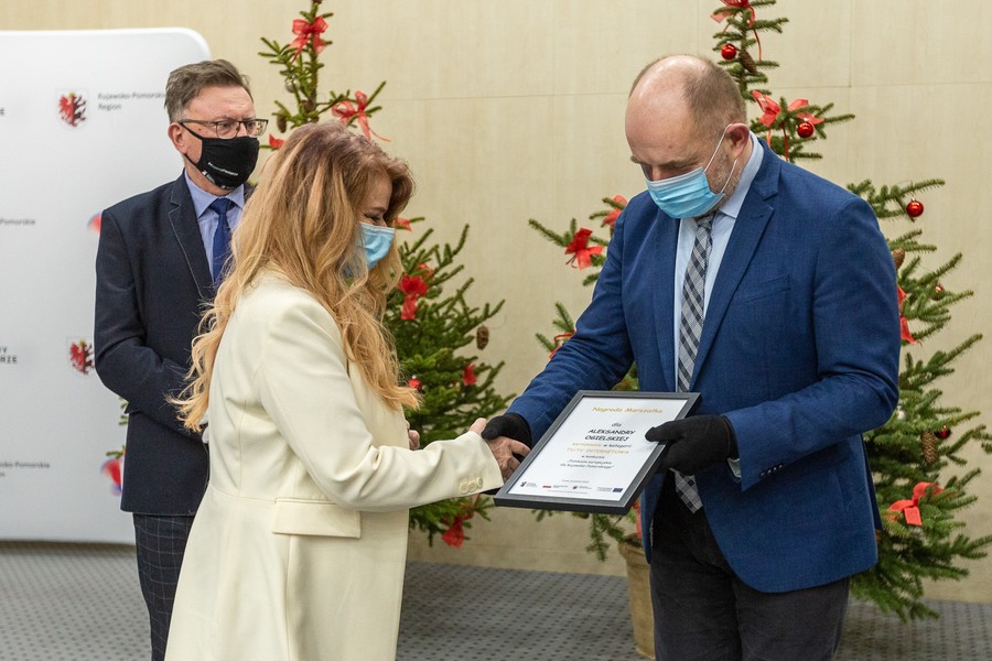 Uroczystość wręczenia nagród dla dziennikarzy – laureatów konkursu „Fundusze europejskie dla Kujawsko-Pomorskiego” w kategoriach: prasa/internet, radio i tv/tv internetowa, fot. Szymon Zdziebło/tarantoga.pl dla UMWKP