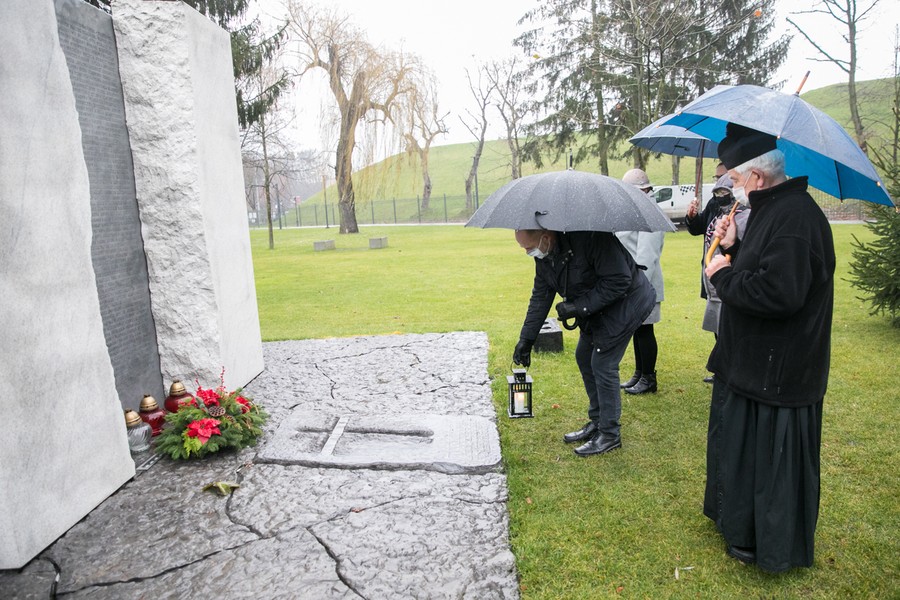 Uroczystości pod pomnikiem Pamięci Ofiar Zbrodni Pomorskiej, fot. Andrzej Goiński/UMWKP