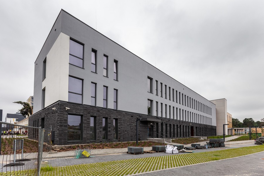 Gmach szpitala na Bielanach fot. Szymon Zdziebło/tarantoga.pl dla UMWKP