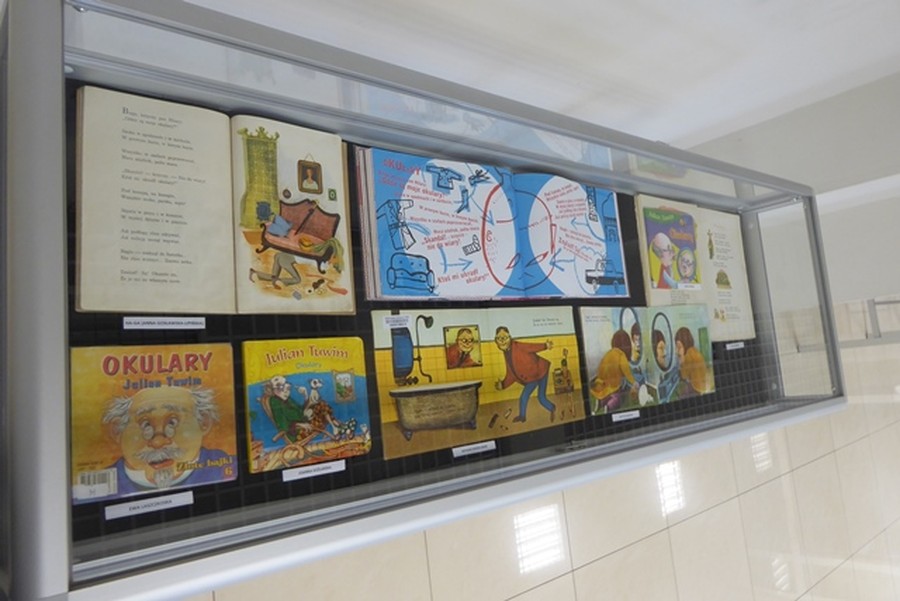 Gablota wystawowa z różnymi wydaniami Okularów Juliana Tuwima, fot. Joanna Wosik