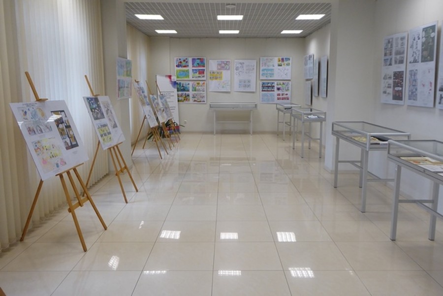 Sala wystawowa Biblioteki Pedagogicznej w Toruniu. Na pierwszym planie sztalugi z antyramami i gabloty. Na ścianach wiszą antyramy z pracami plastycznymi uczniów, fot. Joanna Wosik