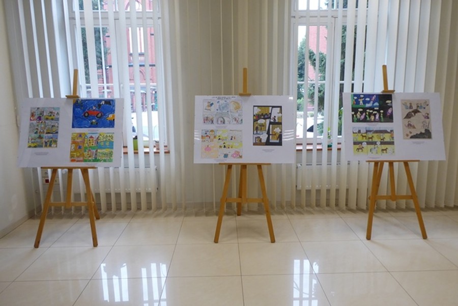 Sztalugi z antyramami, na których wyeksponowano prace laureatów konkursu, fot. Joanna Wosik