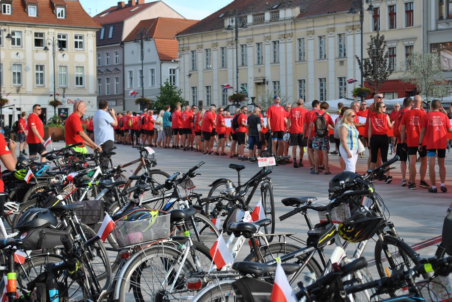 XIV Bydgoski Rowerowy Rajd Niepodległości, 15.08.2021, uczestnicy z flagą cz.2, fot. Marek Wiśniewski