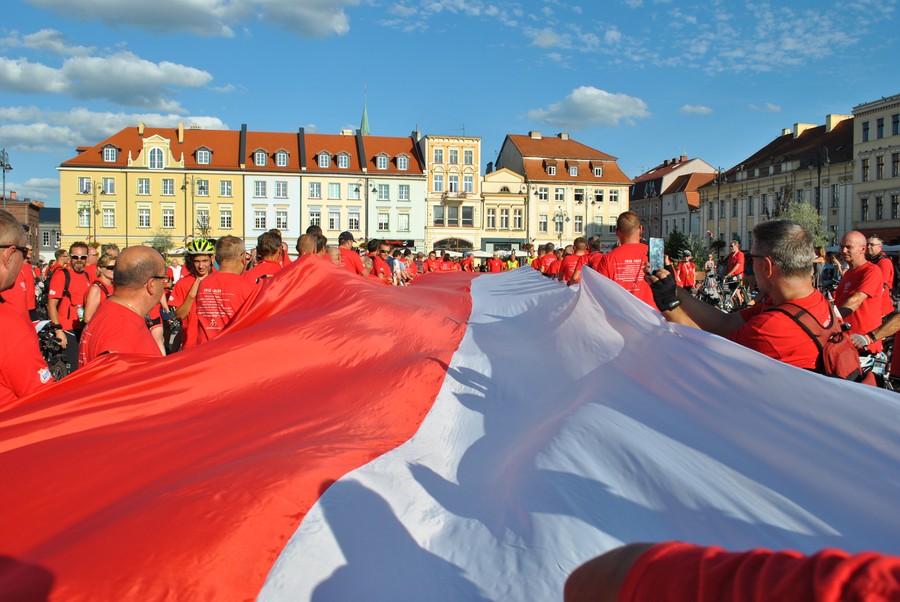 XIV Bydgoski Rowerowy Rajd Niepodległości, 15.08.2021, uczestnicy z flagą, fot. Marek Wiśniewski