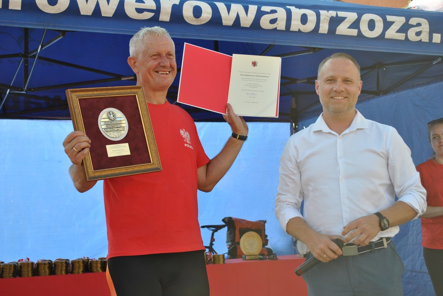 XIV Bydgoski Rowerowy Rajd Niepodległości, 15.08.2021, wręczenie Medalu Marszałka, Zbigniew Wiśniewski, Łukasz Krupa, fot. Marek Wiśniewski