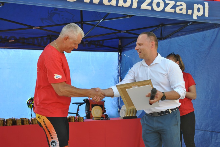 XIV Bydgoski Rowerowy Rajd Niepodległości, 15.08.2021, wręczenie Medalu Marszałka, Zbigniew Wiśniewski, Łukasz Krupa, fot. Marek Wiśniewski