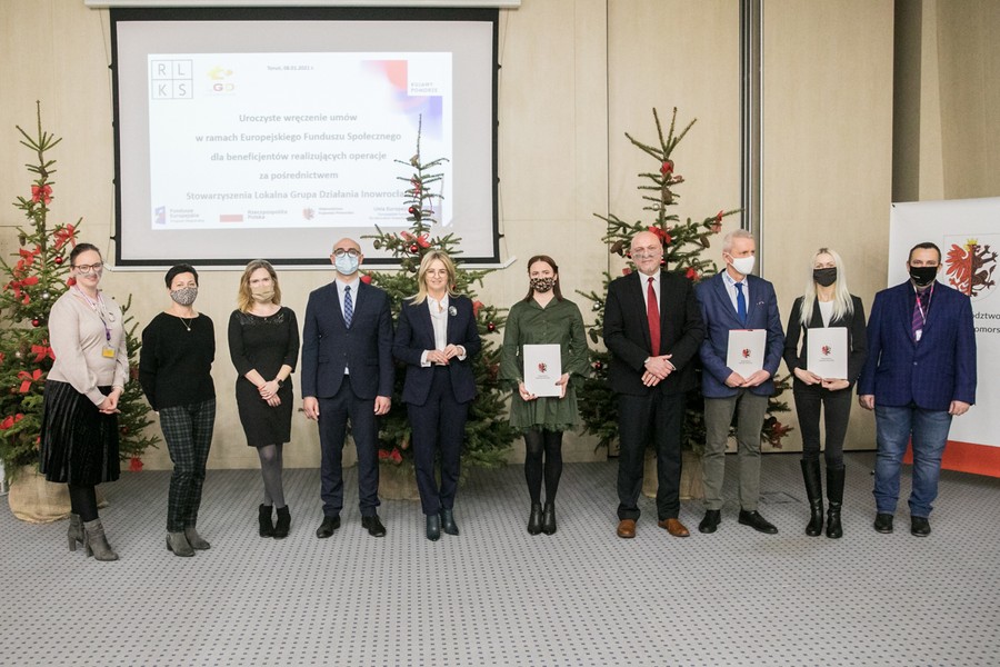 Wręczenie umów na projekty wybrane przez LGD Inowrocław, fot. Andrzej Goiński/UMWKP