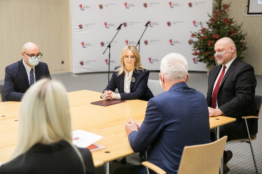 Wręczenie umów na projekty wybrane przez LGD Inowrocław, fot. Andrzej Goiński/UMWKP