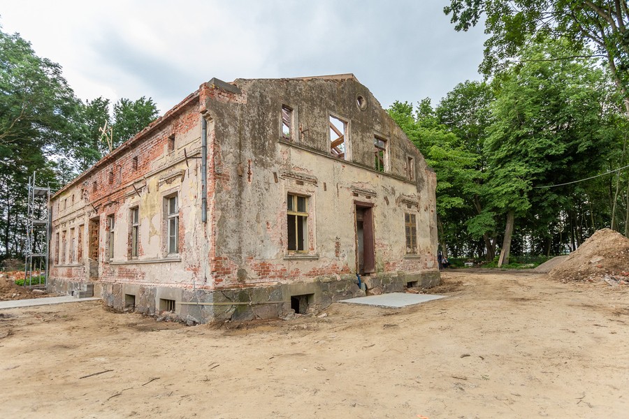 Wiecha na odbudowywanym dworku L. Rydygiera w Dusocinie, fot. Filip Kowalkowski dla UMWK-P