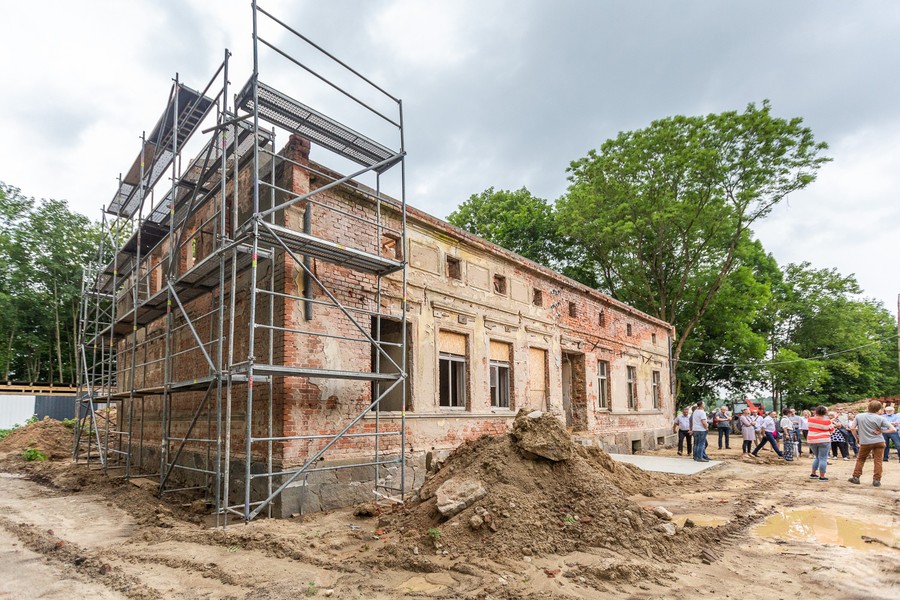 Wiecha na odbudowywanym dworku L. Rydygiera w Dusocinie, fot. Filip Kowalkowski dla UMWK-P