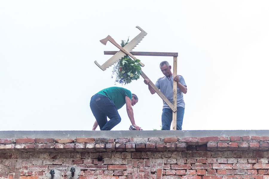 Wiecha na odbudowywanym dworku L. Rydygiera w Dusocinie, fot. Filip Kowalkowski dla UMWK-P