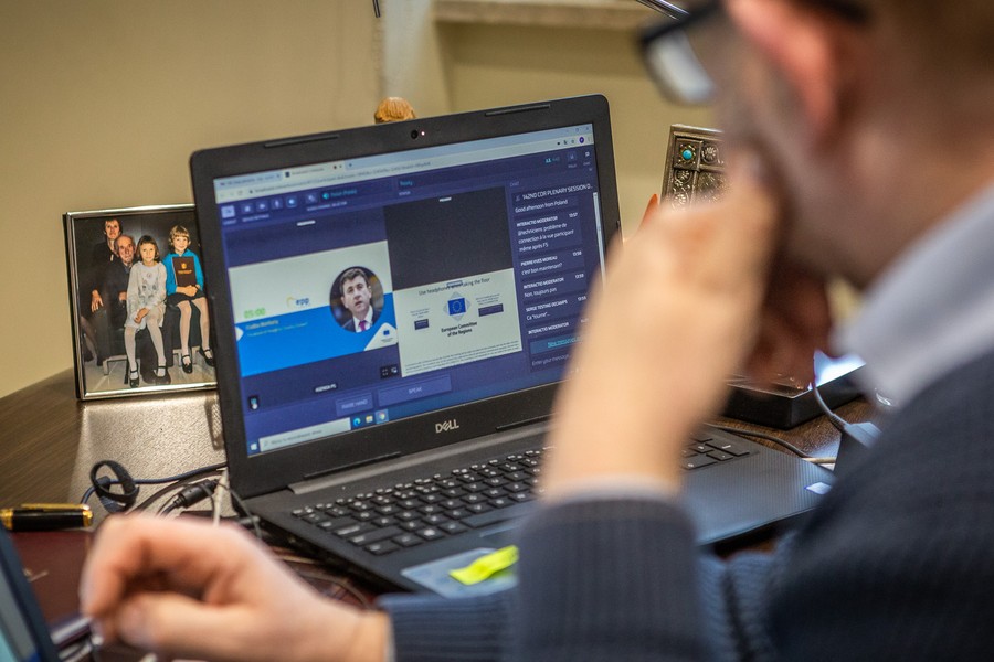 142. sesja plenarna Komitetu Regionów, obrady w trybie zdalnym, fot. Szymon Zdziebło/tarantoga.pl dla UMWKP