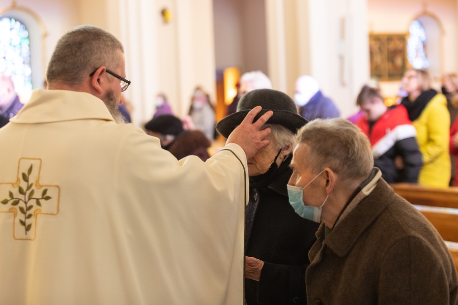 Światowy Dzień Chorego, msza święta z udziałem marszałka Piotra Całbeckiego w kościele redemptorystów w Toruniu, fot. Mikołaj Kuras dla UMWKP