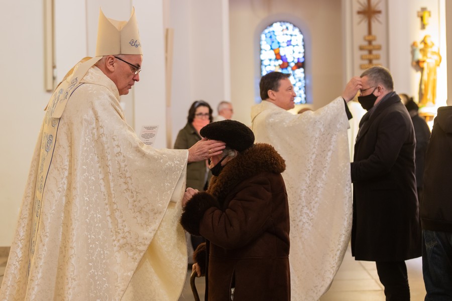 Światowy Dzień Chorego, msza święta z udziałem marszałka Piotra Całbeckiego w kościele redemptorystów w Toruniu, fot. Mikołaj Kuras dla UMWKP