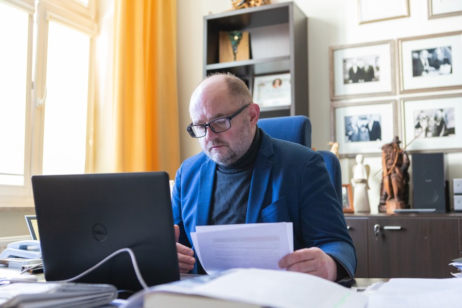 Światowy Dzień Chorego, online'owe spotkanie marszałka Piotra Całbeckiego z kierownictwami DPS-ów, fot. Mikołaj Kuras dla UMWKP