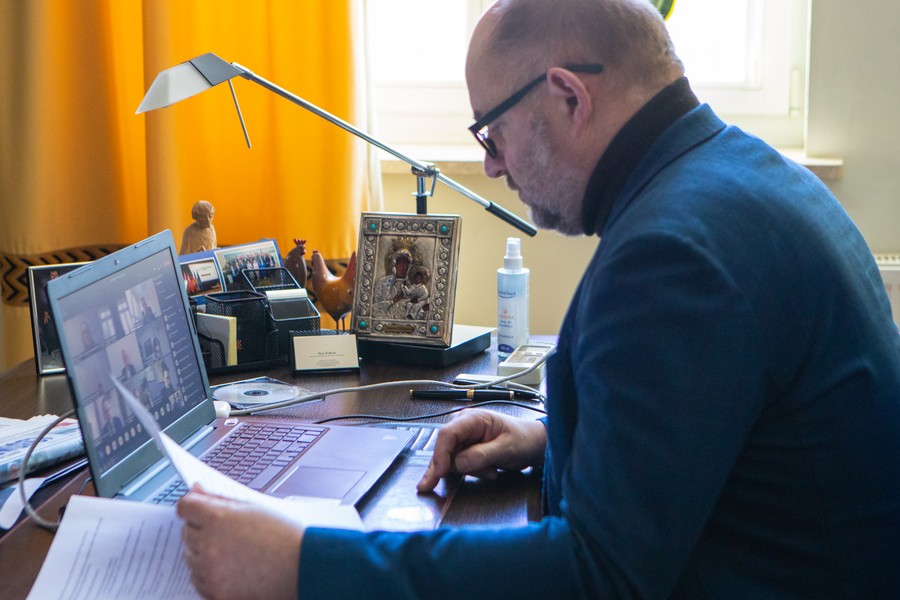 Światowy Dzień Chorego, online'owe spotkanie marszałka Piotra Całbeckiego z kierownictwami DPS-ów, fot. Mikołaj Kuras dla UMWKP