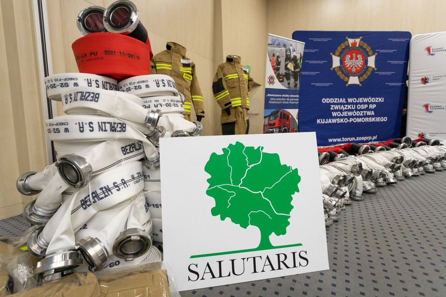 Przekazanie sprzętu strażakom, fot. Mikołaj Kuras dla UMWKP