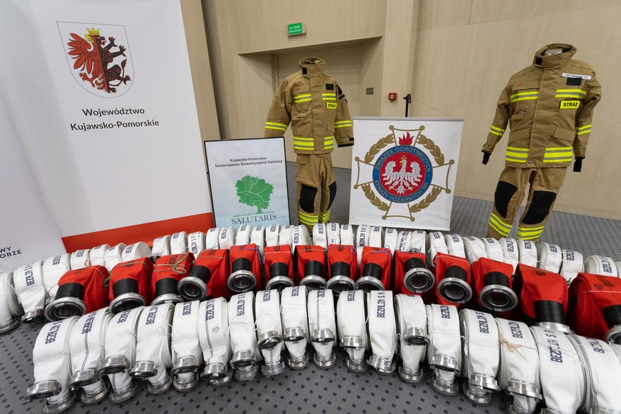 Przekazanie sprzętu strażakom, fot. Mikołaj Kuras dla UMWKP