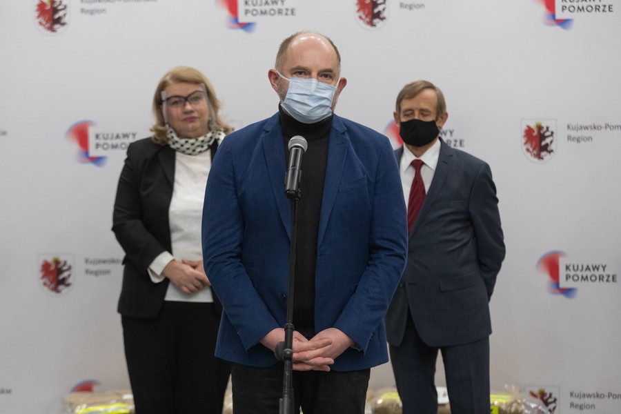 Przekazanie sprzętu strażakom, fot. Mikołaj Kuras dla UMWKP