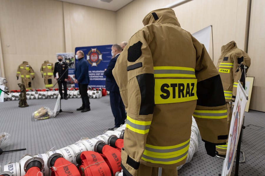 Przekazanie sprzętu strażakom, fot. Mikołaj Kuras dla UMWKP