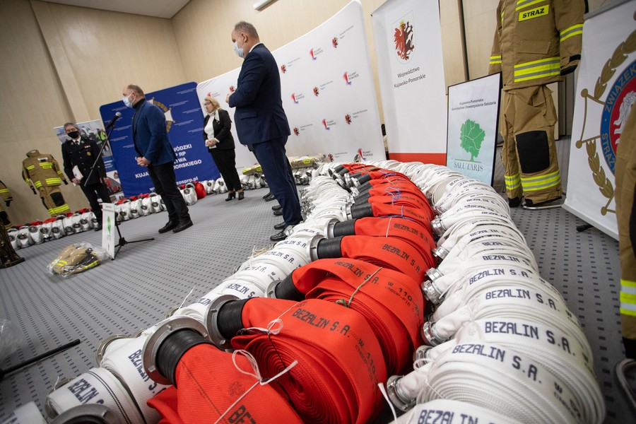 Przekazanie sprzętu strażakom, fot. Mikołaj Kuras dla UMWKP