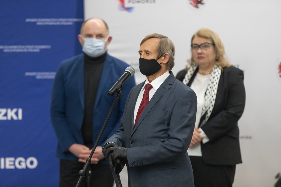 Przekazanie sprzętu strażakom, fot. Mikołaj Kuras dla UMWKP