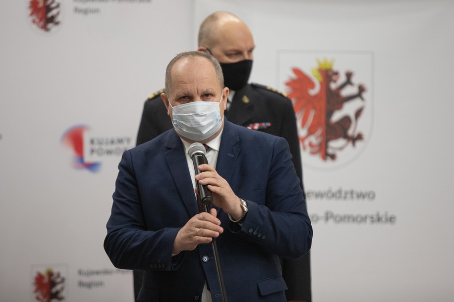 Przekazanie sprzętu strażakom, fot. Mikołaj Kuras dla UMWKP