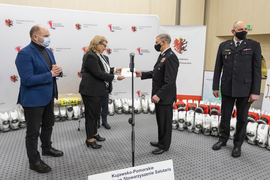 Przekazanie sprzętu strażakom, fot. Mikołaj Kuras dla UMWKP