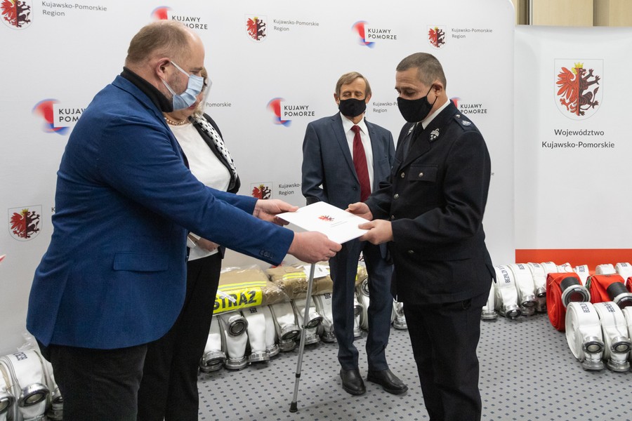 Przekazanie sprzętu strażakom, fot. Mikołaj Kuras dla UMWKP